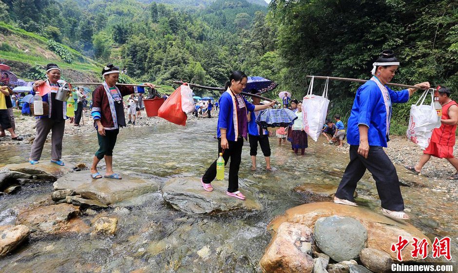 7月9日，一年一度的鬧魚(yú)節(jié)在廣西融水苗族自治縣白云鄉(xiāng)保江村舉行，附近村屯的居民前往集會(huì)地參加節(jié)日活動(dòng)