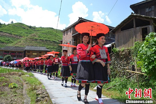 圖為新娘身著瑤族盛裝在伴娘和親友的陪伴下“出嫁”。中新社發(fā) 韋吉陽(yáng) 攝