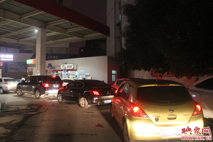 加油站內，車主們正在正待為愛車加油