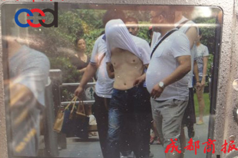 圖為事發(fā)現(xiàn)場(chǎng)，嫌疑人被警方控制。