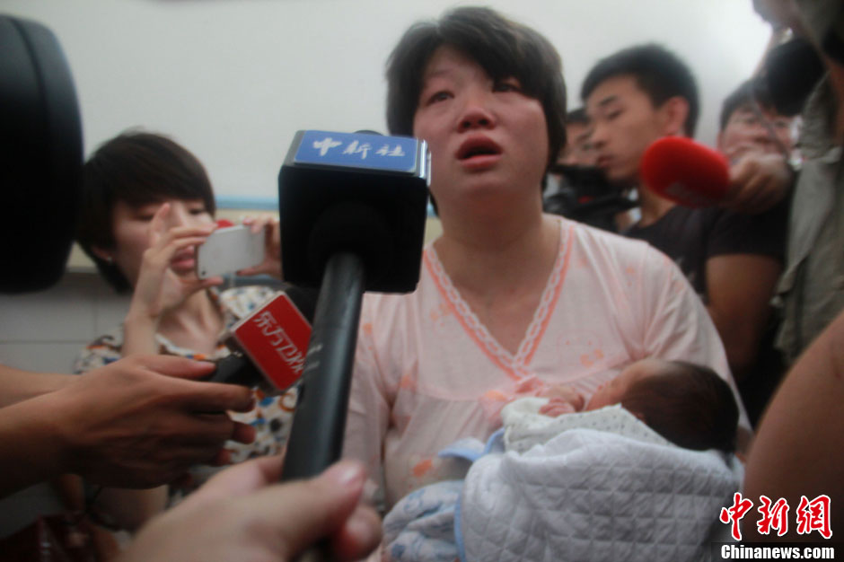 圖為獲救嬰兒母親接受中新社記者采訪。張一辰 攝