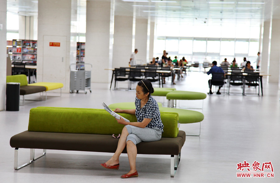 早上十點左右，已經有不少讀者來管內看書了。