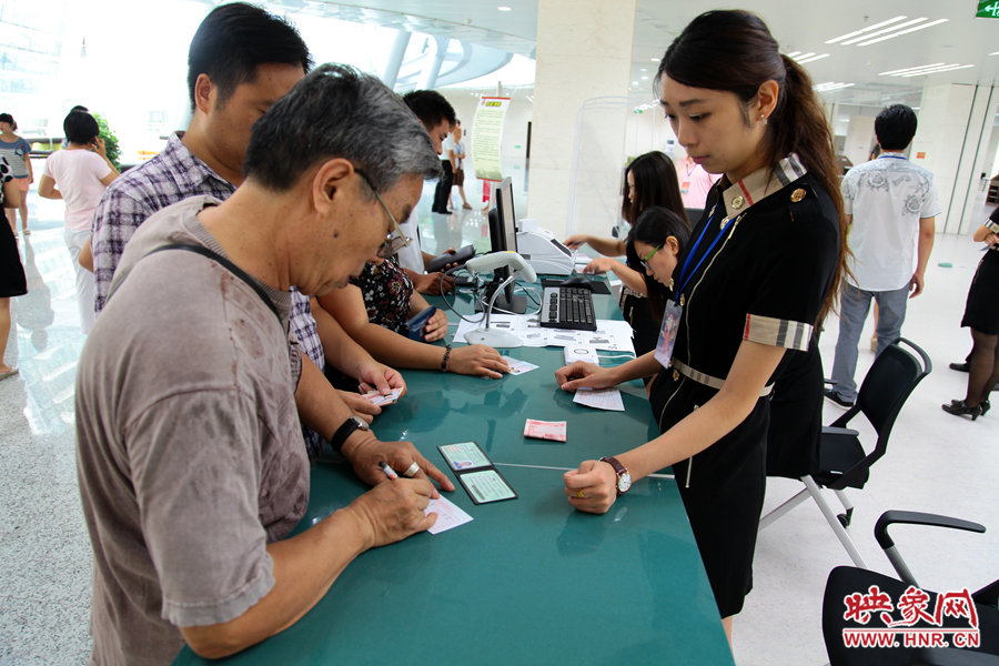 辦理借書卡很便捷，只需要身份證和一百元押金就可以。