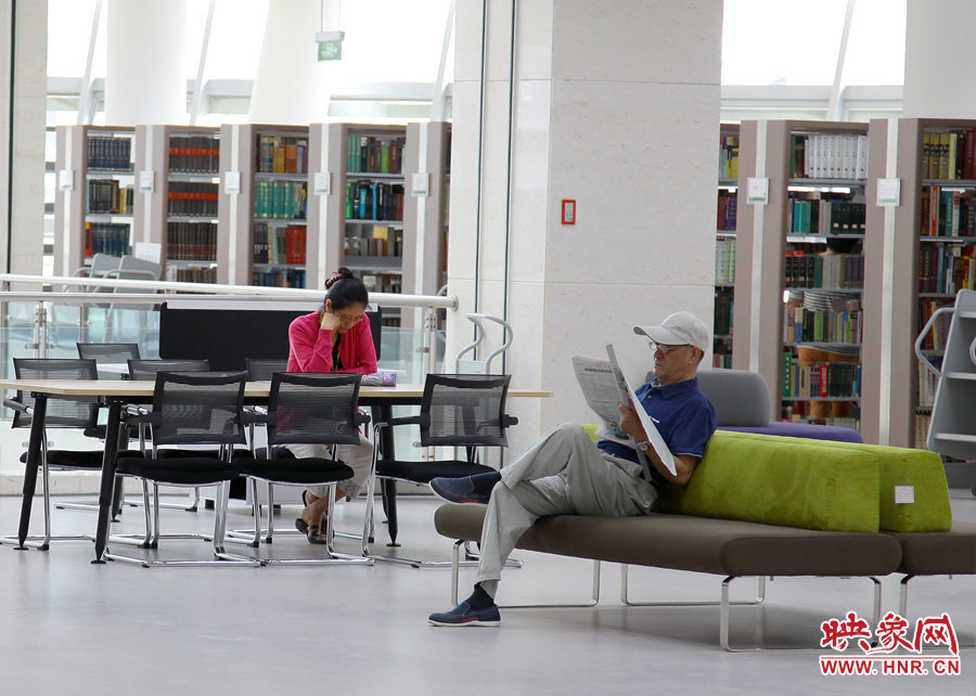 閱讀區(qū)有沙發(fā)，有桌椅，讓讀者有了更多的選擇。