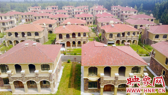 這里的別墅共計30多棟，有兩層的，也有三層的，主體、裝修都已經(jīng)完工