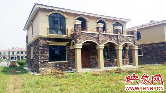 這里的別墅有兩層的，也有三層的，主體、裝修都已經(jīng)完工