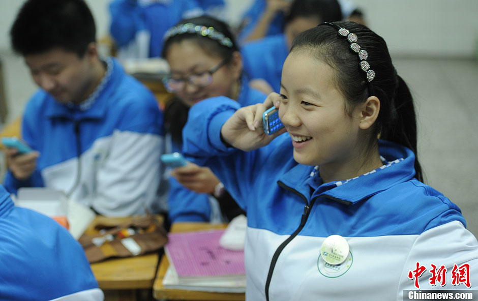 圖為一同學正在試手機的通話功能。