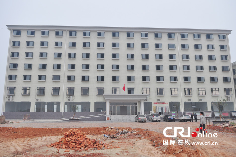 2013年10月21日，長沙云蓋村欠債千萬新建的豪華村部樓。