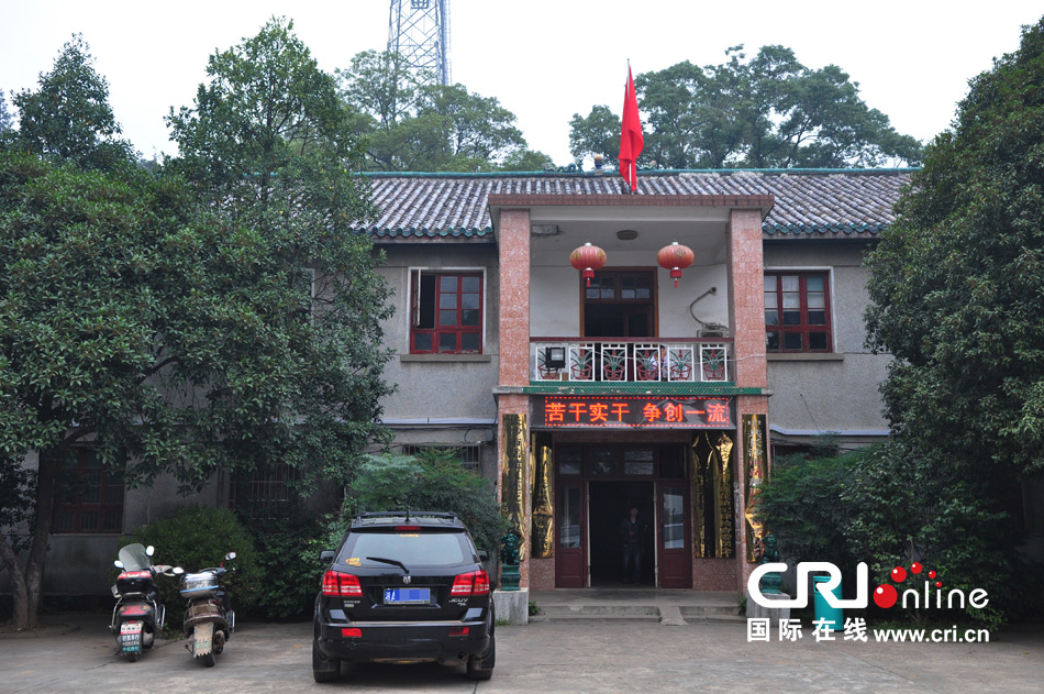 　2013年10月21日，這是蓮花鎮(zhèn)人民政府的辦公樓，和蓮花鎮(zhèn)云蓋村的辦公樓相比，寒酸不少。