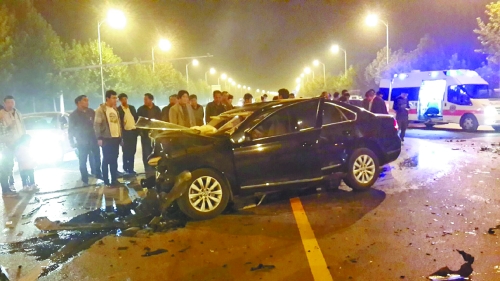 車禍發(fā)生在鄭開大道路中央雙黃線附近,現(xiàn)場狀況慘烈。