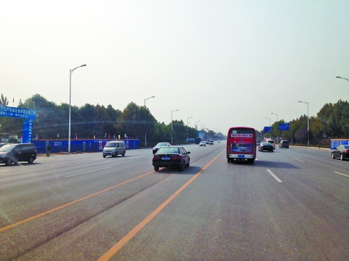 鄭開大道上隨處可見車輛駛?cè)腚p黃線超車,很危險。