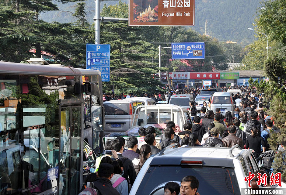 圖為10月26日上午10點多，北京香山路賞紅客摩肩接踵