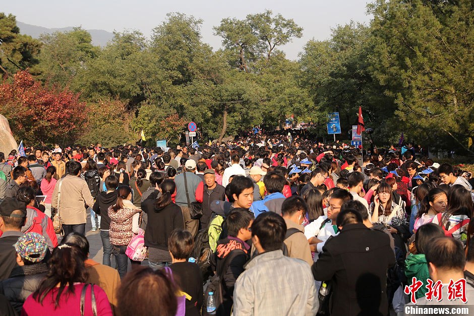 　10月26日，北京香山公園內(nèi)游客摩肩接踵。