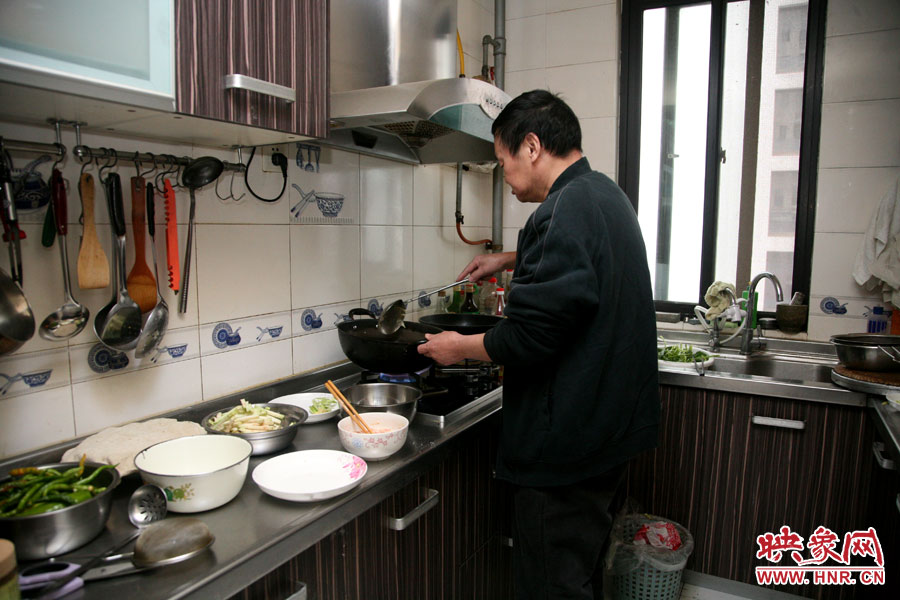 由于二老年齡也大了，于是姥姥的弟弟來(lái)住在家中幫忙照顧海龍