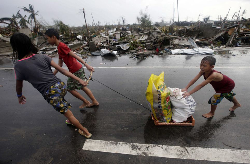 菲強臺風(fēng)致萬人遇難 食物短缺現(xiàn)哄搶