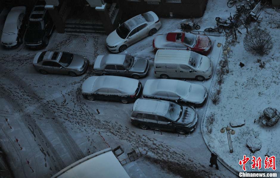 11月18日，沈陽(yáng)街頭車(chē)輛被積雪覆蓋。