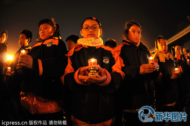 “為南京大屠殺遇難者守靈儀式暨和平燭光祭”活動(dòng)在侵華日軍南京大屠殺遇難同胞紀(jì)念館祭場(chǎng)舉行。