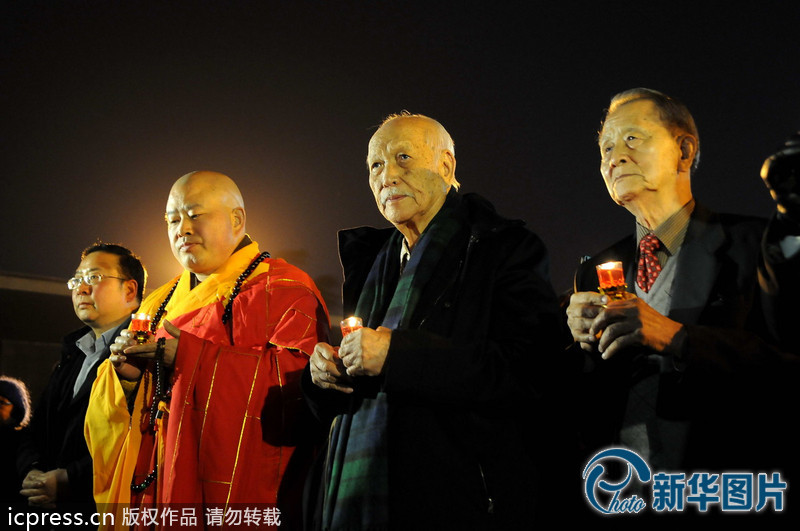 “為南京大屠殺遇難者守靈儀式暨和平燭光祭”活動(dòng)在侵華日軍南京大屠殺遇難同胞紀(jì)念館祭場(chǎng)舉行。