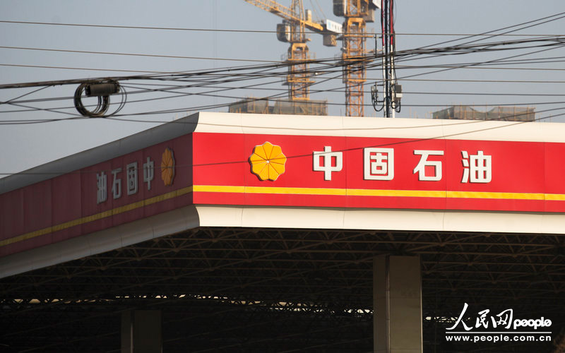 12月11日，西安市東三環(huán)北段，一名字為“中固石油”的加油站從遠(yuǎn)處看去和“中國(guó)石油”加油站十分相似。