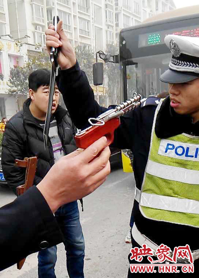 據(jù)當(dāng)事交警描述，男子自知車上有刀，在車輛被逼停后，車上的另一名男子試圖將刀具交給到達(dá)現(xiàn)場的同伴。