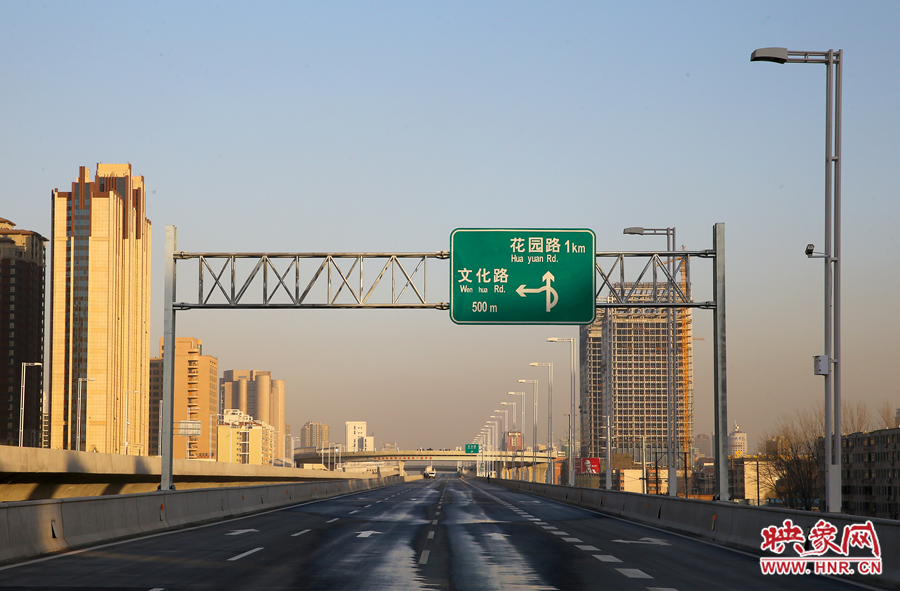 北三環(huán)快速路文化路段標識牌提示，匝道直接可上文化路向北。