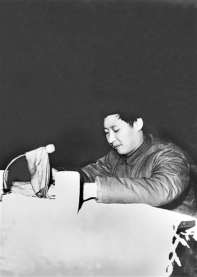 1983年12月22日,時(shí)任中共正定縣委書記習(xí)近平在發(fā)展商品生產(chǎn)三級干部會上講話。