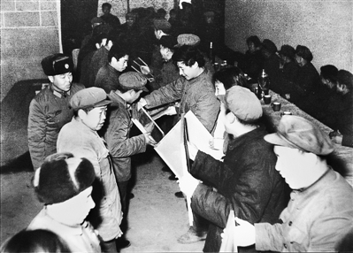 1985年4月6日,時(shí)任中共正定縣委書記習(xí)近平在全縣首季開門紅表彰大會上頒獎。