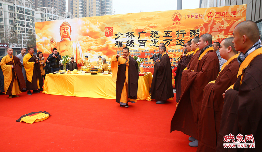1月8日上午，鄭州市中原萬達(dá)廣場上，少林寺的僧人們?yōu)榕D八節(jié)做法事施粥。