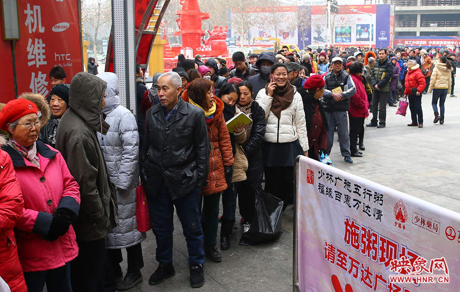 1月8日上午，少林寺布施臘八粥的現(xiàn)場市民排起了長隊(duì)，足有上千人前來領(lǐng)取五行粥