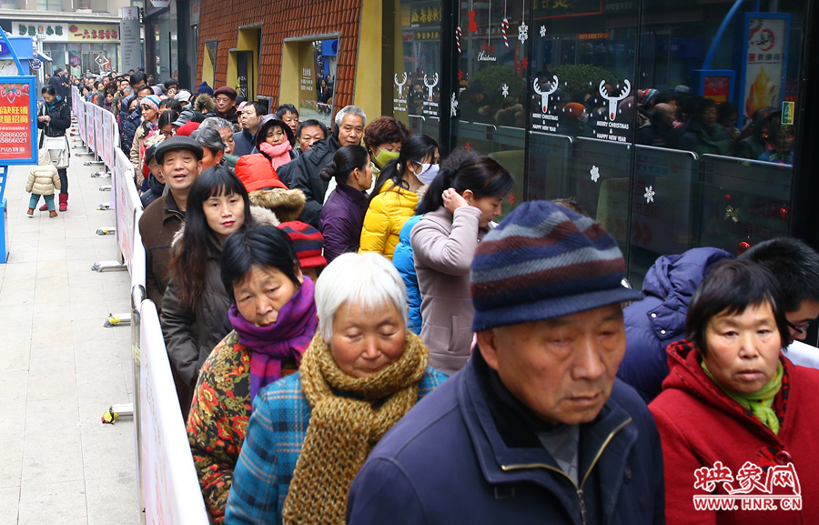領(lǐng)粥的市民排起了長隊(duì)，足有上千人。