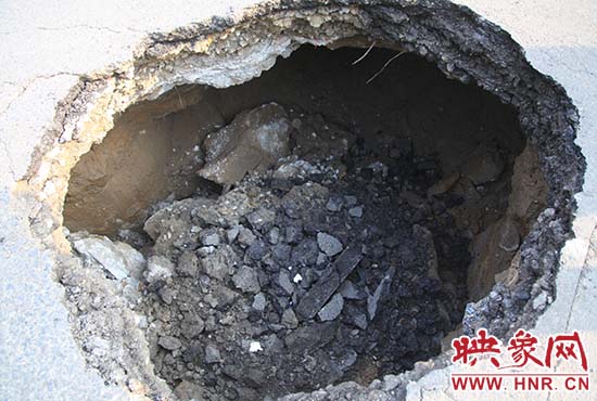 坑口直徑約兩米，路面下形成中空的大坑，約有15平方米。