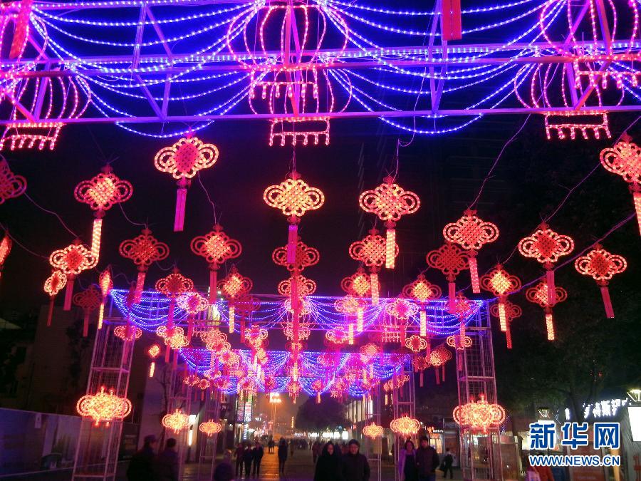 　1月30日，市民走在由中國結(jié)霓虹燈裝扮的蘇州街頭。