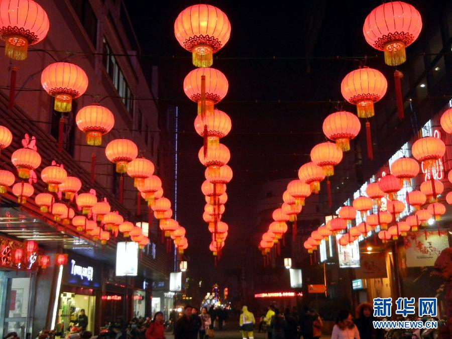 　1月30日，市民行走在大紅燈籠裝飾的蘇州街頭。