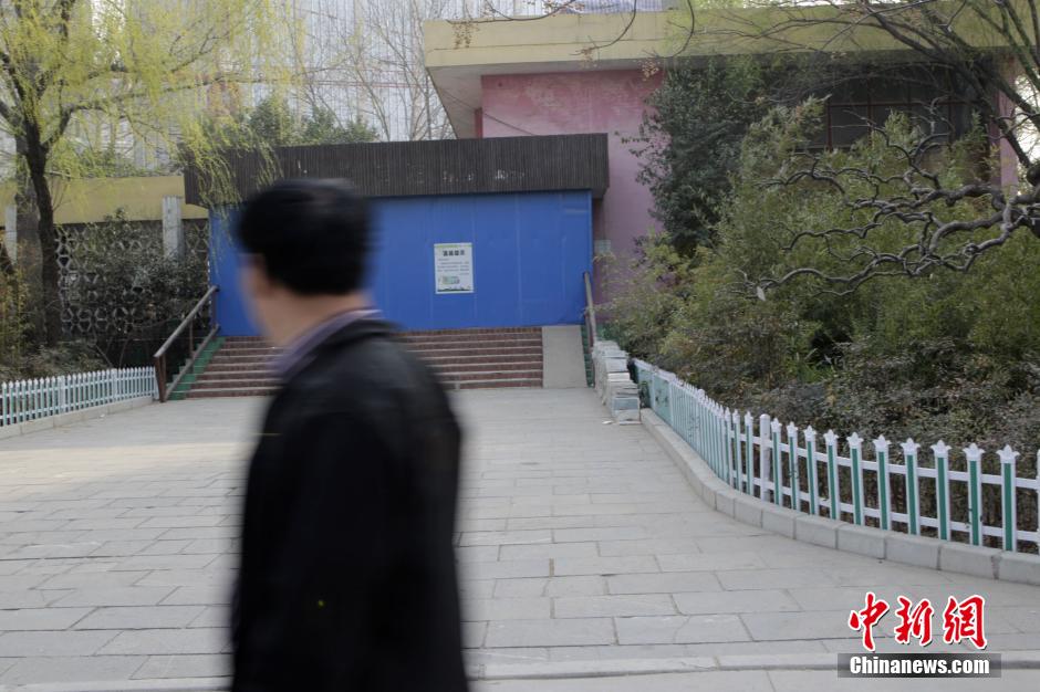 3月17日，河南鄭州動(dòng)物園，原經(jīng)批準(zhǔn)用于大熊貓飼養(yǎng)的場(chǎng)館已經(jīng)關(guān)門。