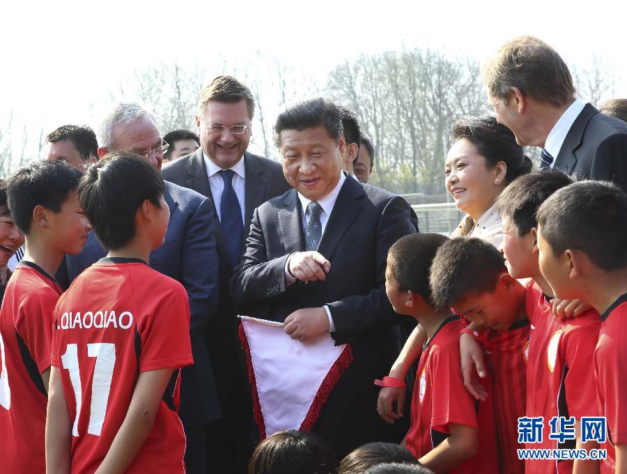 3月29日，國家主席習近平來到柏林奧林匹亞體育場足球場，親切看望在德國訓練的來自陜西志丹縣的中國少年