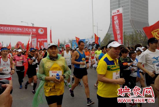 3月30日上午8點(diǎn)20分，2014鄭開(kāi)國(guó)際馬拉松賽在鄭開(kāi)大道鳴槍起跑。