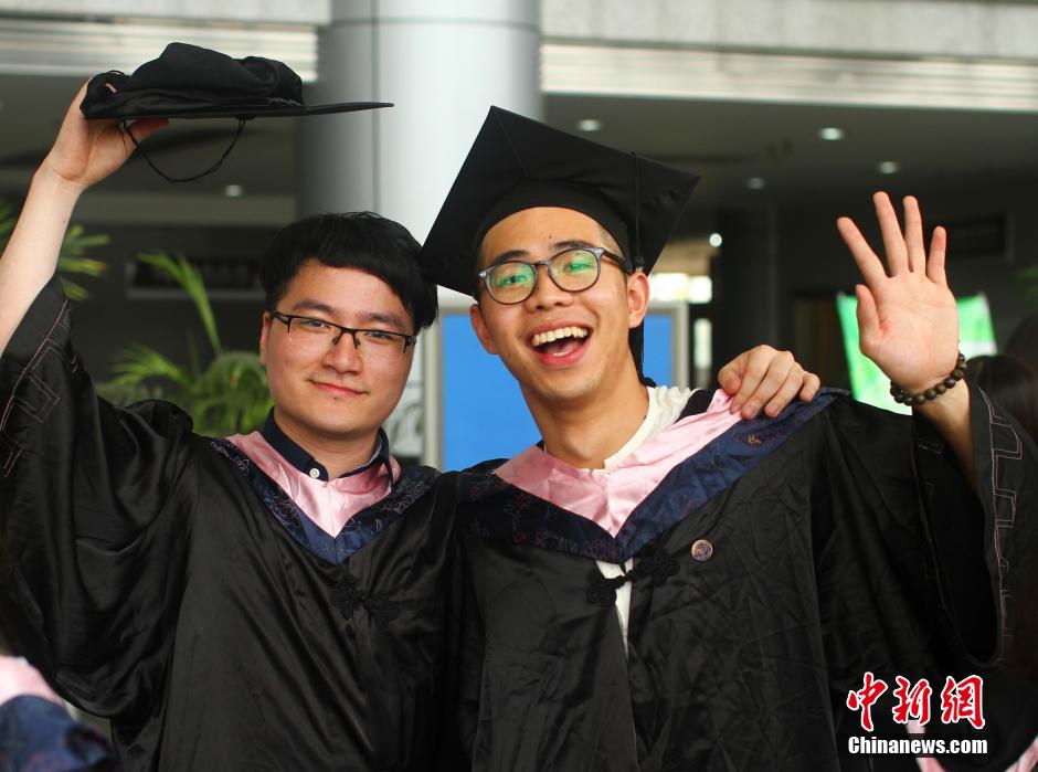 6月6日，浙江理工大學(xué)的畢業(yè)生們在校園中以賣萌、搞怪等獨(dú)具青春特色的方式告別大學(xué)生涯。中新社發(fā) 李晨