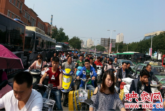在一些易堵路段車輛仍然“寸步難行”。