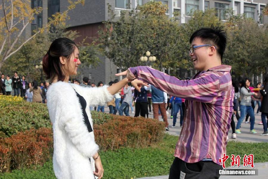 11月11日，河南財(cái)經(jīng)政法大學(xué)校園內(nèi)，300名在校大學(xué)生在上演了一出“光棍”也瘋狂的“快閃”大戲。