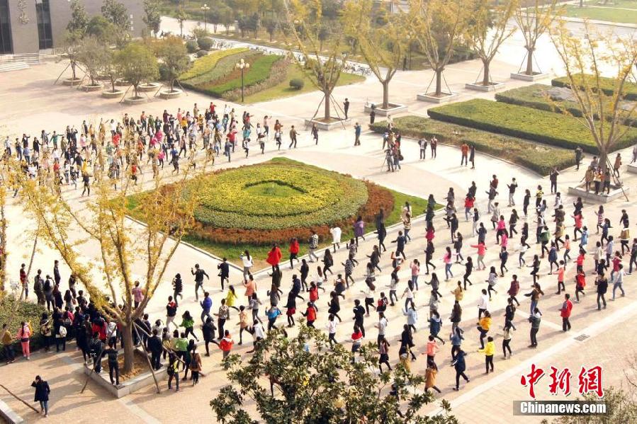 11月11日，河南財(cái)經(jīng)政法大學(xué)校園內(nèi)，300名在校大學(xué)生在上演了一出“光棍”也瘋狂的“快閃”大戲。