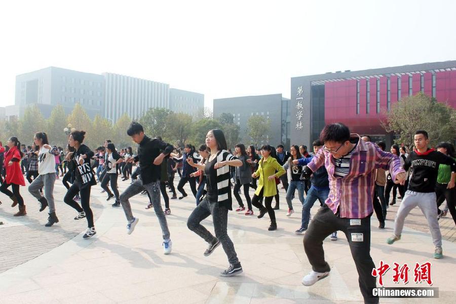 11月11日，河南財(cái)經(jīng)政法大學(xué)校園內(nèi)，300名在校大學(xué)生在上演了一出“光棍”也瘋狂的“快閃”大戲。