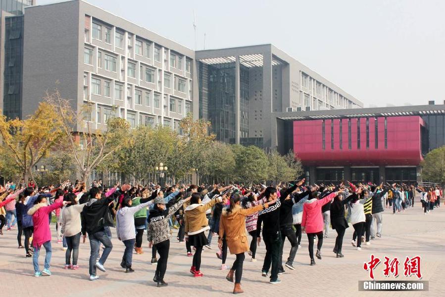 11月11日，河南財(cái)經(jīng)政法大學(xué)校園內(nèi)，300名在校大學(xué)生在上演了一出“光棍”也瘋狂的“快閃”大戲。