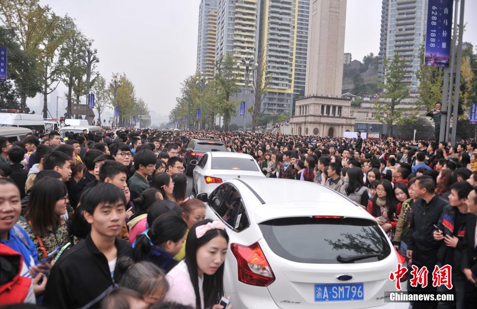重慶上萬粉絲在南濱路等待《奔跑吧兄弟》節(jié)目的錄制。