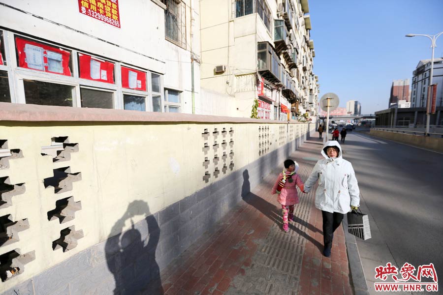 市民從墻外走過。