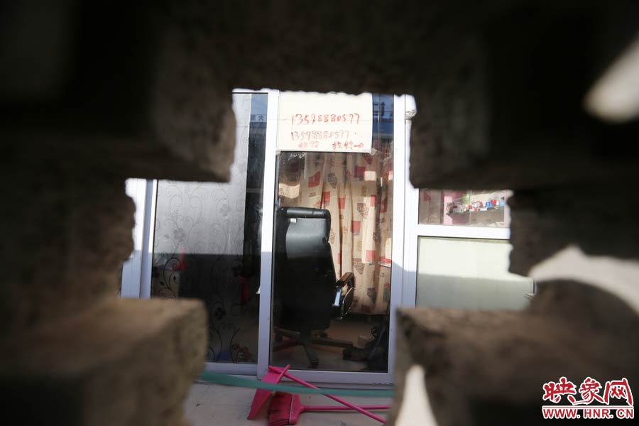 透過墻上的格子，可以看到里面的一切。