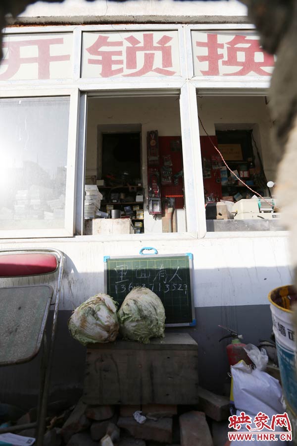 一家開鎖的商戶掛了一個(gè)牌子，上面寫著“里面有人”，提醒市民這里正常營業(yè)。