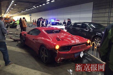 一輛蘭博基尼與一輛法拉利發(fā)生事故，現(xiàn)場(chǎng)狀況慘烈