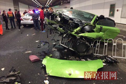 一輛蘭博基尼與一輛法拉利發(fā)生事故，現(xiàn)場(chǎng)狀況慘烈