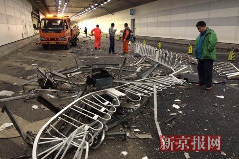 一輛蘭博基尼與一輛法拉利發(fā)生事故，現(xiàn)場(chǎng)狀況慘烈