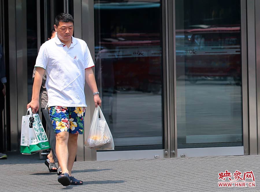 褲頭、T恤的裝束依然提前入夏